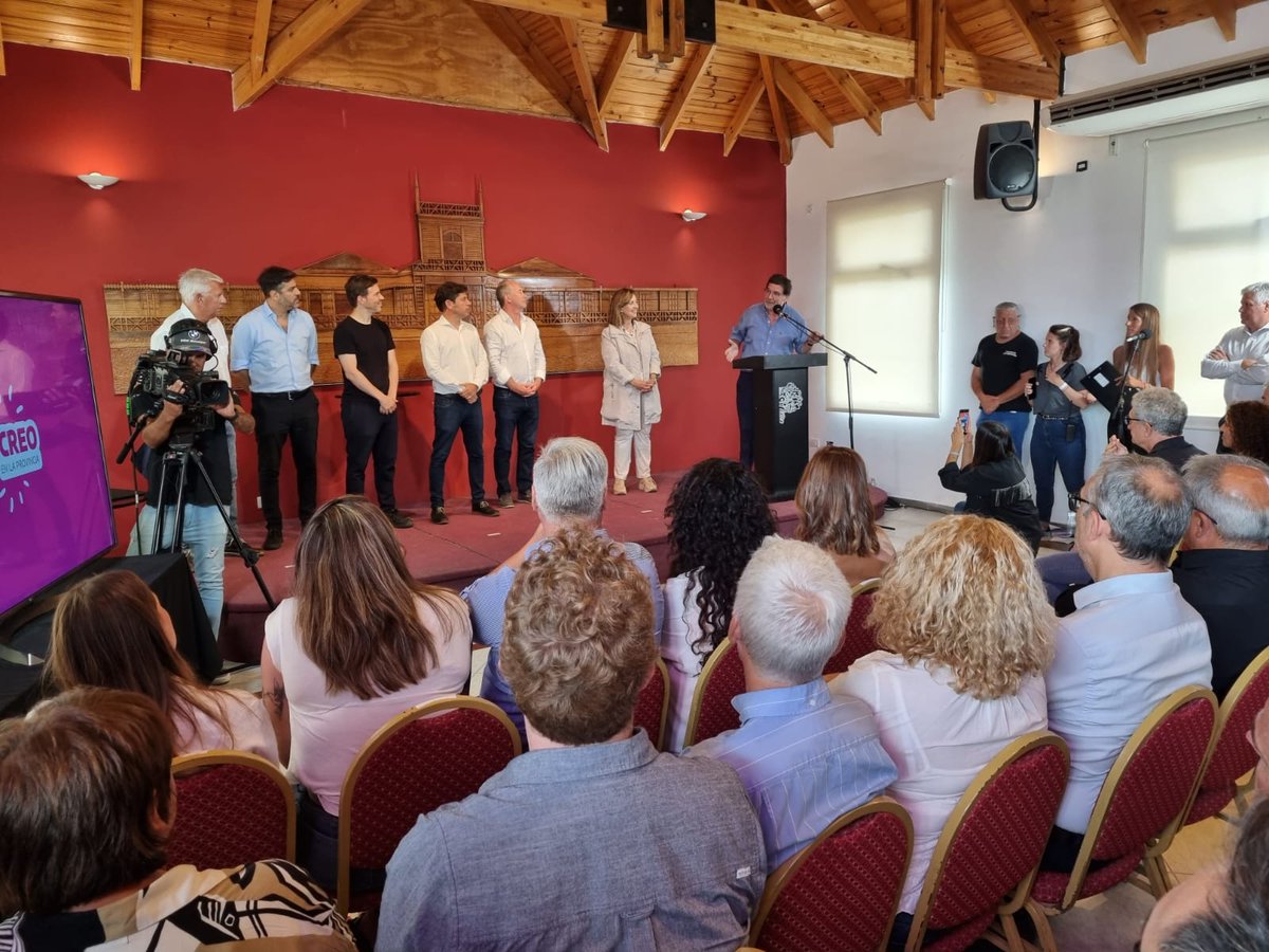 ClaudioRMartini's tweet photo. En M. Hermoso el Sr. Gobernador de la Pcia. de Bs. As, Axel Kicillof y el Director Gral. de Cultura y Educación Alberto Sileoni firmaron obras PEED 2023 para #Region22. Una gran inversión en infraestructura que mejorará nuestros edificios escolares !
@Kicillofok 
@AlbertoSileoni https://t.co/eVrSW0YUrF