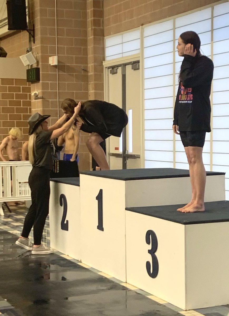 That’s a Region wrap with freshman Lyla Lusk STATE BOUND in the 100 Back!!! ❤️🔥🖤 #LETSGOCAVS 🥈