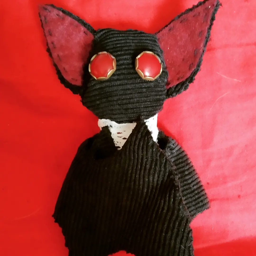 1_Plague_Rat_1's tweet photo. Сделала по простому летучих мышей 🦇🖤
#bat #ЛетучаяМышь #игрушка #dark https://t.co/Lg0dk2P4t1