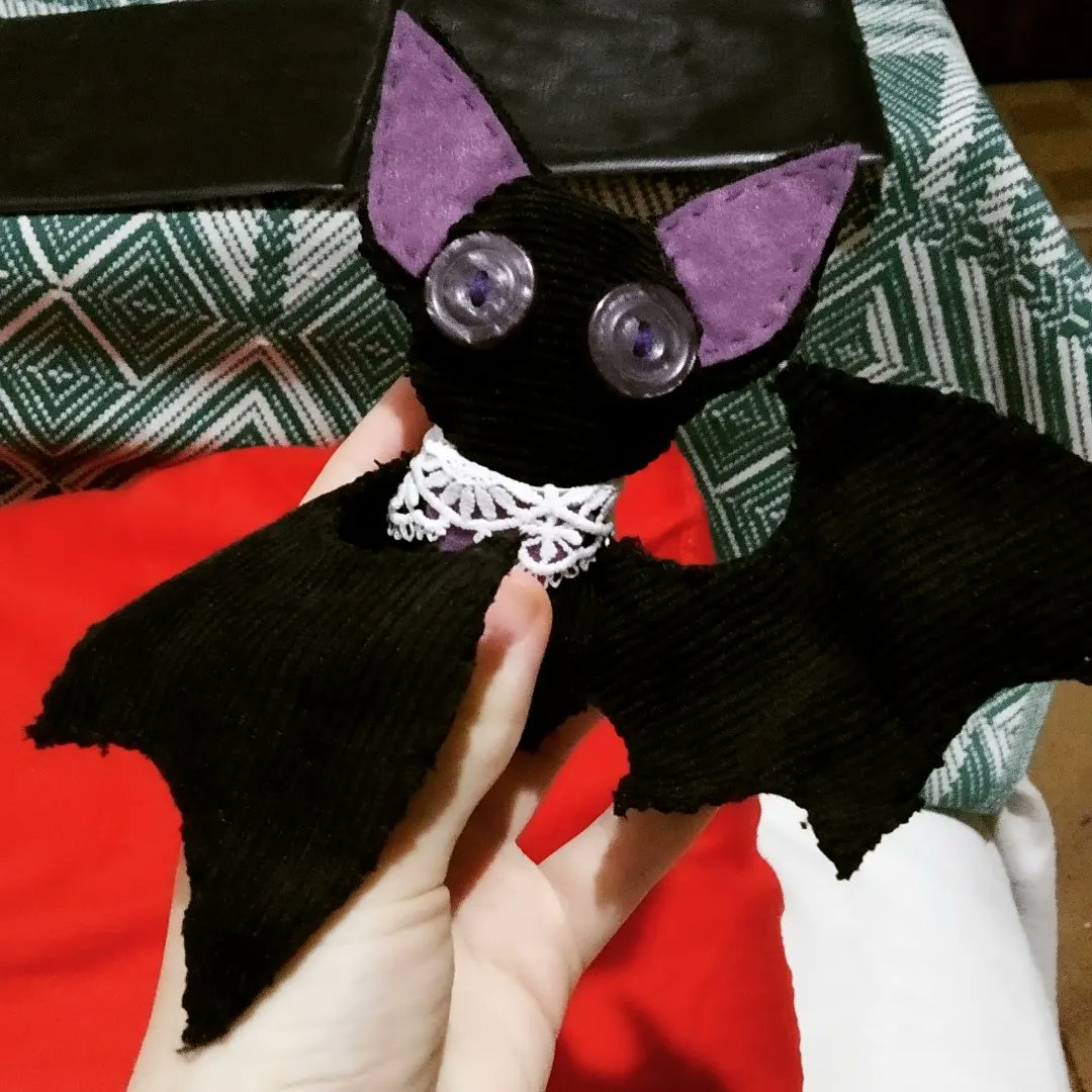 1_Plague_Rat_1's tweet photo. Сделала по простому летучих мышей 🦇🖤
#bat #ЛетучаяМышь #игрушка #dark https://t.co/Lg0dk2P4t1