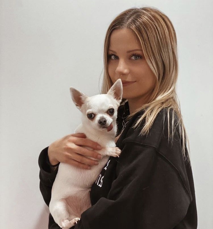 Que me da igual lo que haga que va ha matar a alguien y yo la voy a seguir protegiendo,Sara te quiero muchísimo a ki estamos lo biyiners verdaderos para protegerte,eres lo mejor que me a pasado gracias por todo mi niña,eres increíble💜