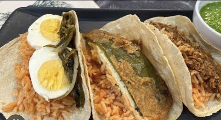 HectorMacin's tweet photo. @JJesusEsquivel @patriciamercado @SalvadorZA @FluxusComunica Jesús creo que en tu podcast preguntaste, ¿Qué es un taco acorazado? Es un taco de guisado con doble tortilla de maíz, lleva arroz rojo y puede ser de: Chile Relleno, Papa, Huevo duro, etc. son toda una comida! https://t.co/T37uebBK2O