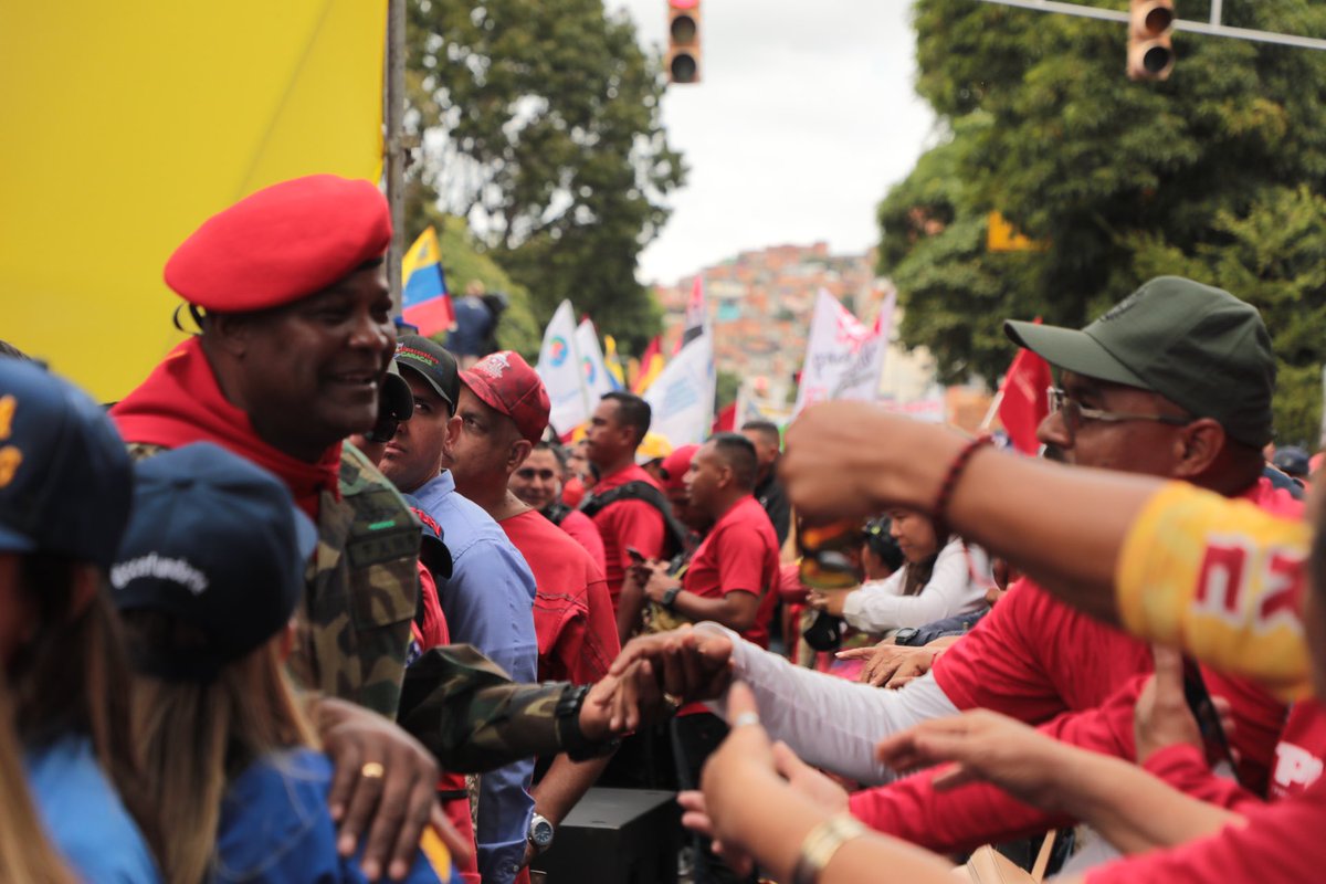 GeneralPueblo's tweet photo. Nuestro pueblo se movilizó por las calles de Caracas. En conmemoración de los 31 años de la gesta histórica de nuestros tiempos. Cargados con el espíritu de nuestro comandante Hugo Chávez Frias. ¡Que viva por siempre el #4F1992. https://t.co/7SZvRO8eIe