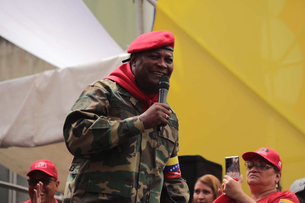 GeneralPueblo's tweet photo. Nuestro pueblo se movilizó por las calles de Caracas. En conmemoración de los 31 años de la gesta histórica de nuestros tiempos. Cargados con el espíritu de nuestro comandante Hugo Chávez Frias. ¡Que viva por siempre el #4F1992. https://t.co/7SZvRO8eIe