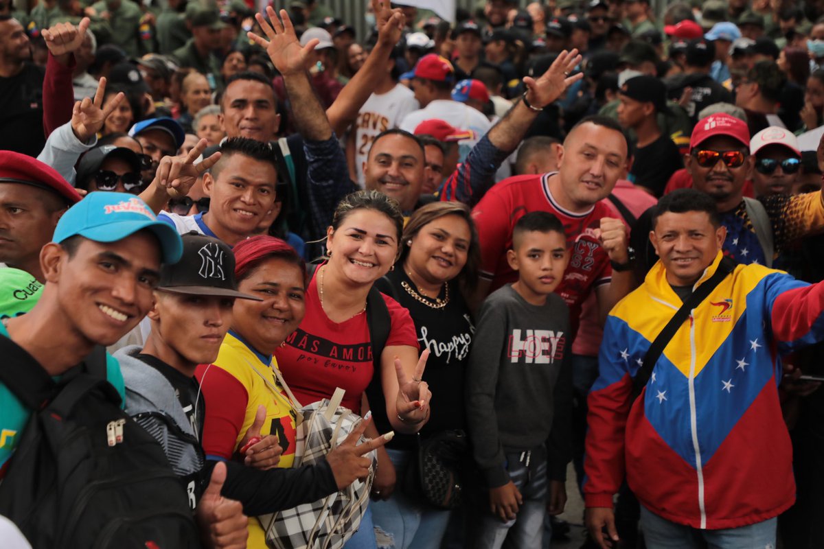 GeneralPueblo's tweet photo. Nuestro pueblo se movilizó por las calles de Caracas. En conmemoración de los 31 años de la gesta histórica de nuestros tiempos. Cargados con el espíritu de nuestro comandante Hugo Chávez Frias. ¡Que viva por siempre el #4F1992. https://t.co/7SZvRO8eIe