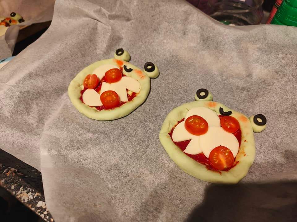 HyruleSlut's tweet photo. ¡Hizo froggy pizzas para todos! 💙 https://t.co/TnxxvnNV8i