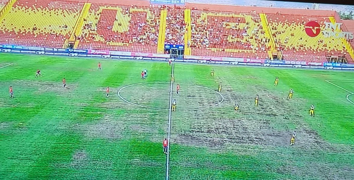 sifup's tweet photo. Por los jugadores, por la gente, por el espectáculo, por todo… 
Lo de Santa Laura es impresentable; se arriesgan lesiones graves.
No podemos seguir avalando este tipos de recintos. Los profesionales del fútbol merecen respeto @ANFPChile @FIFPRO https://t.co/Rzf7OVgbI1