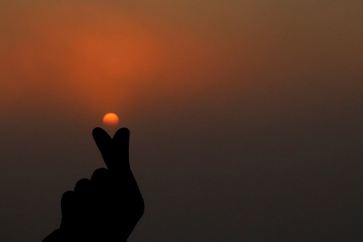 Manasdra's tweet photo. Did you know? Heart finger is a trending way to express love to your relatives ❤️ coming from South Korea. You will often find it in #KPOP songs or #kdrama #BTS #StrayKids #BLACKPINK https://t.co/J13OX55r3A