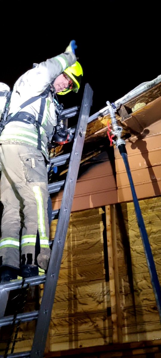 HeugensE's tweet photo. Als je hem heb dan gebruiken we hem natuurlijk hotspot in de nok en tussen het dak #fognail #fognails #firefighters #VRR https://t.co/Dzzy9veNIo