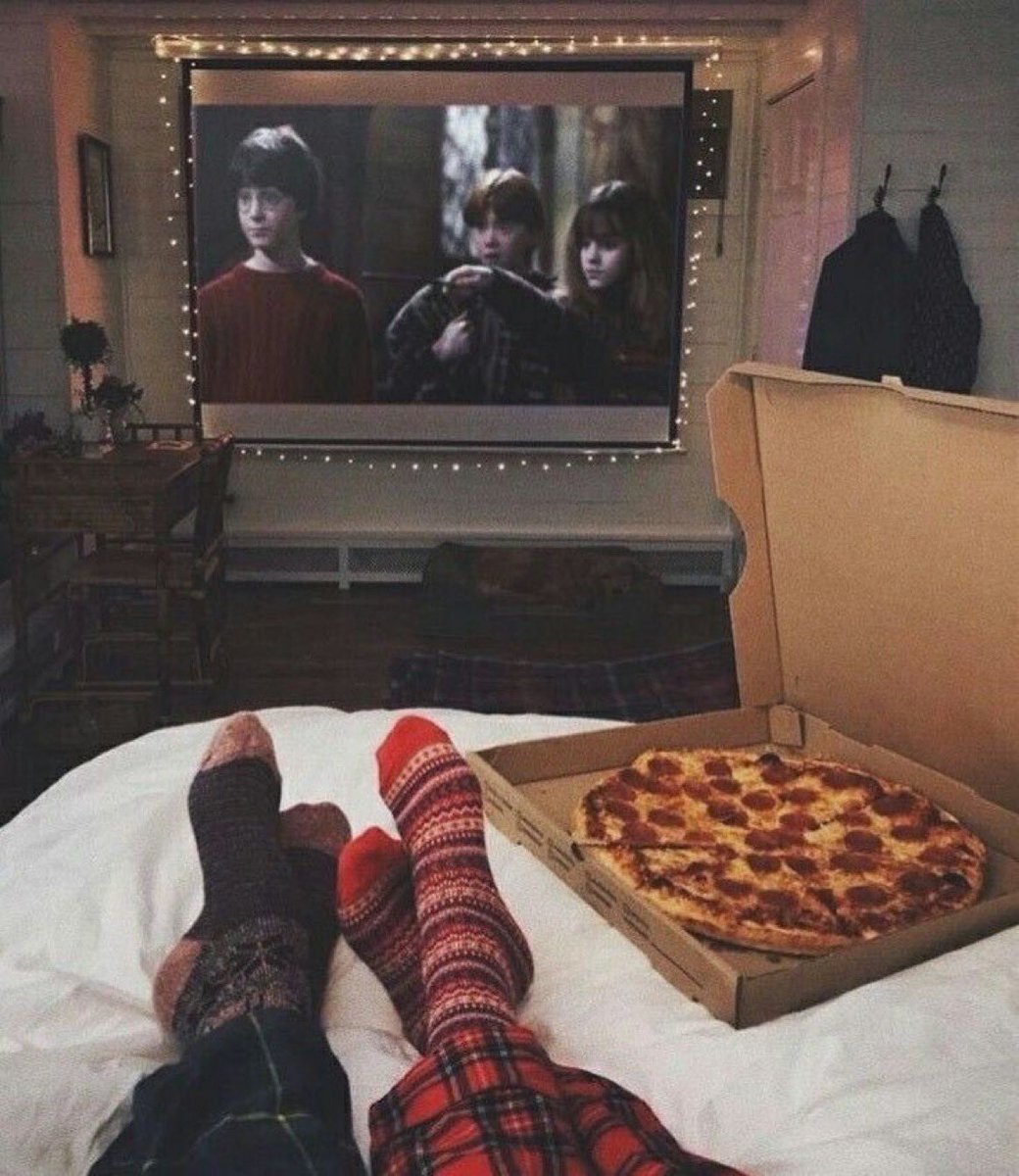 HPotterUniverse's tweet photo. The perfect Saturday ⚡️🍕 https://t.co/zaJhewAoaH