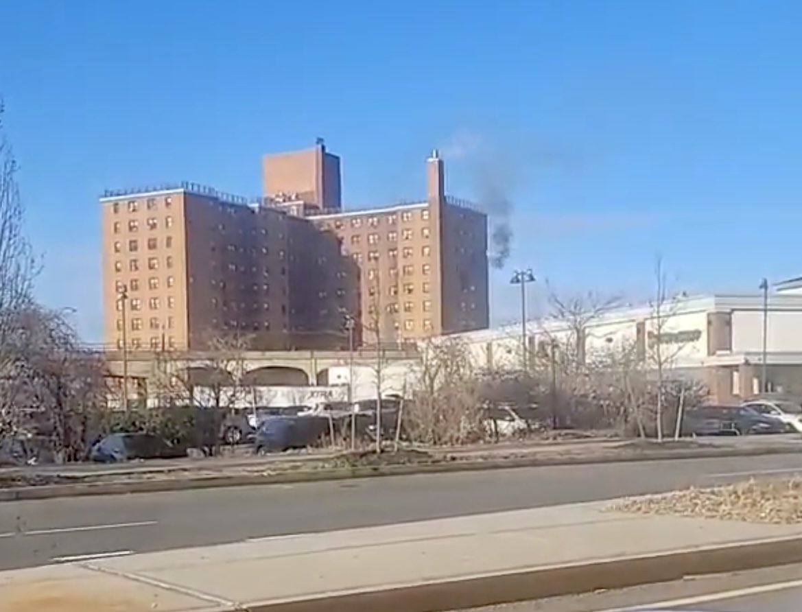 E265L121B47's tweet photo. This afternoon, #BestOnTheBeach’s #Engine265, #Ladder121 &amp; #Battalion47; #HollandHouse’s #Engine266; and #TheBeachHouse’s #Engine268 &amp; #Ladder137 operated at a fire in a high rise multiple dwelling, on Beach Channel Drive, Arverne, Queens, NY. #fdny https://t.co/OzihiB62Pj