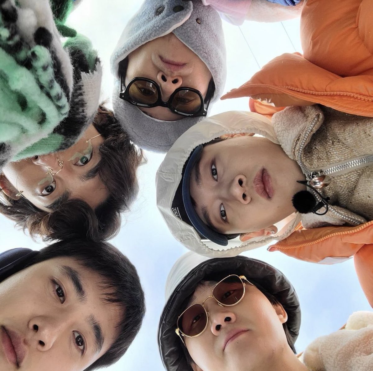 This is so cute 😂 kyungsoo on the lower left 😂