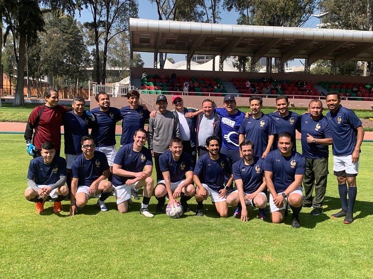 JerryGalindo16's tweet photo. Hace 11 años me diagnosticaron cáncer en una cuerda vocal y agradezco a Dios por darme fuerza y sobreponerme a ello.

Hoy en el día mundial del cáncer echamos cascarita con doctores, pasantes y enfermeros del @incanMX . 

Gracias por la invitación. 

#fuckcancer👊 #survivor https://t.co/aWWbUDAUOb