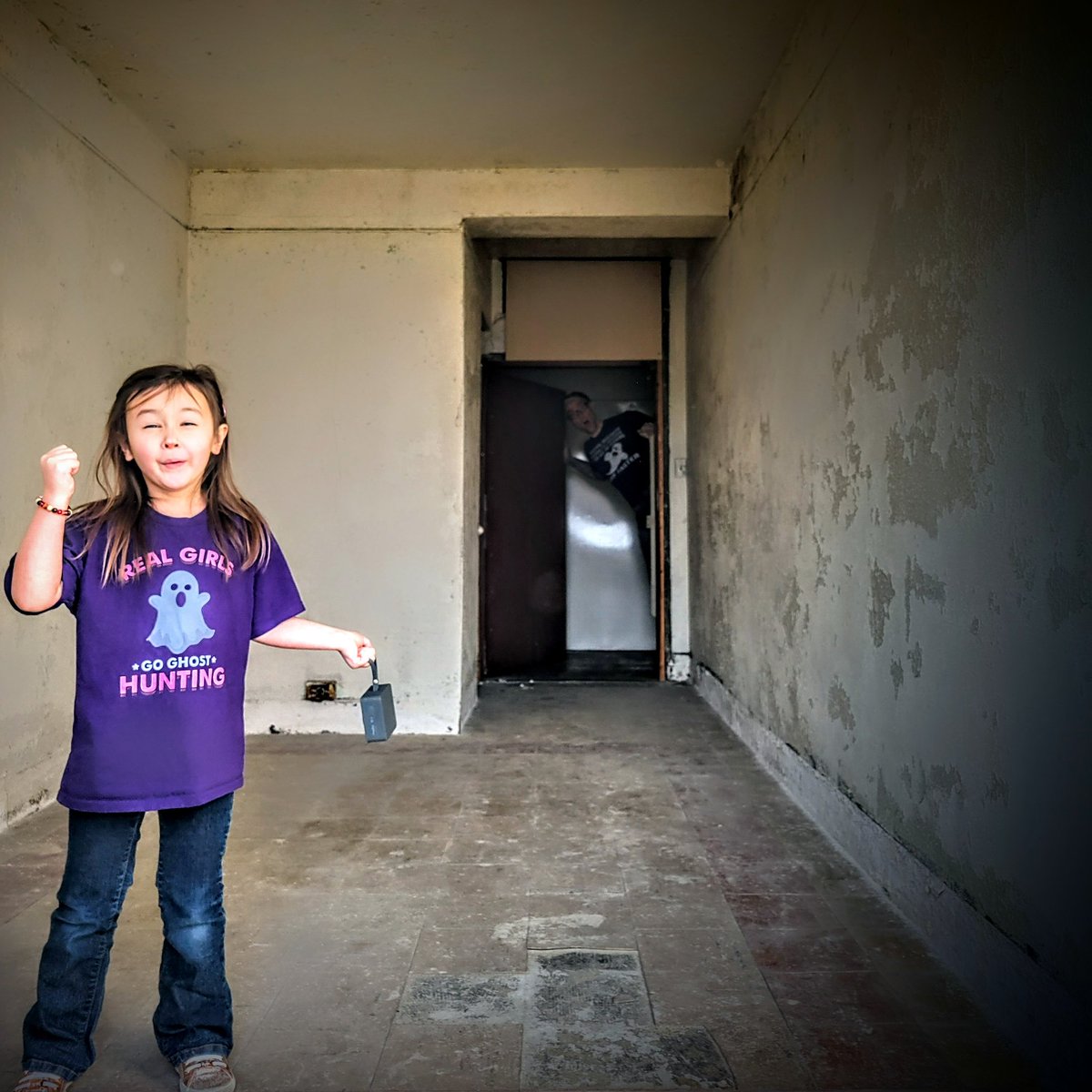 I'm teaching my daughter techniques... little by little. She freaking loves 'ghost hunting.' 

And when she drives the experience... it's impressive. 🥰💯❤️‍🔥

Who loves these images of her? 😍 #socute

#28dayshaunted #paranormal #aarongthompson #ghosthunters #daddysgirlforever