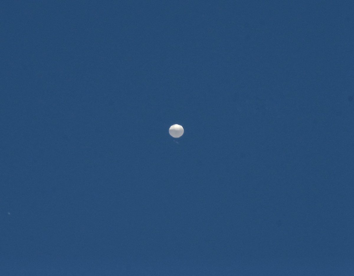 RDistopica's tweet image. Límites

Una esfera se observó en el #cielo de Valledupar en Colombia que fue catalogado por #IDEAM como un #globo meteorológico, tiempo después se observó algo similar sobre Costa Rica. 

¿Lo que destruyeron en EEUU era un objeto espía de #China?
¿De quién era?

fuente El Pilón