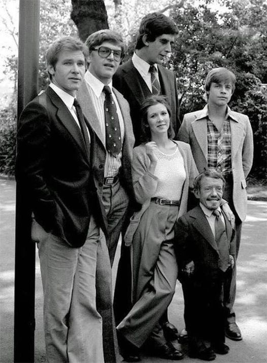 Star Wars cast out of costumes: Harrison Ford (Han Solo), David Prowse (Darth Vader), Peter Mayhew (Chewbacca), Carrie Fisher (Princess Leia), Mark Hamill (Luke Skywalker) and Kenny Baker (R2-D2). 1977. https://t.co/L2EcmMgnas