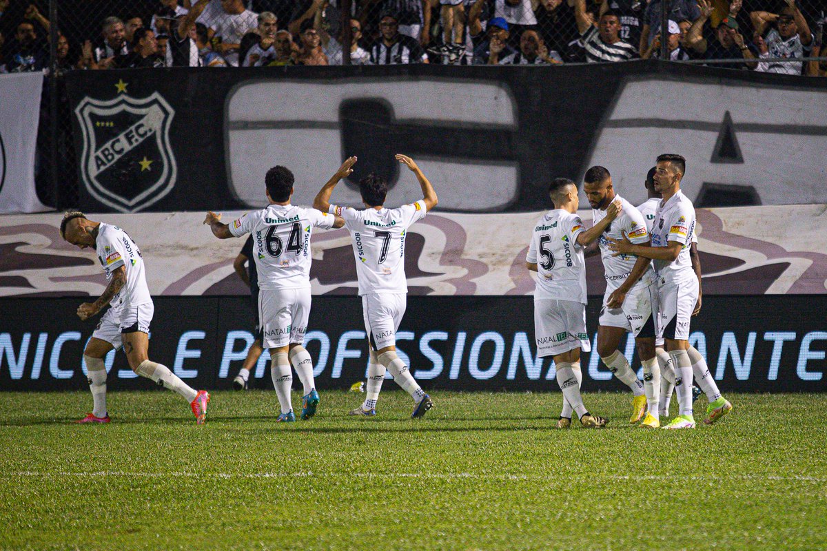 ABCFC's tweet photo. ⚫⚪ VITÓRIA GIGANTE! O Mais Querido conquistou uma grande vitória e um excelente resultado neste sábado (4). Jogando no Frasqueirão, contra o Fortaleza/CE, pela 2ª rodada da @CopaDoNordeste, o Alvinegro fez uma bela apresentação e venceu por 2 a 0. https://t.co/VDpK3P0cSJ