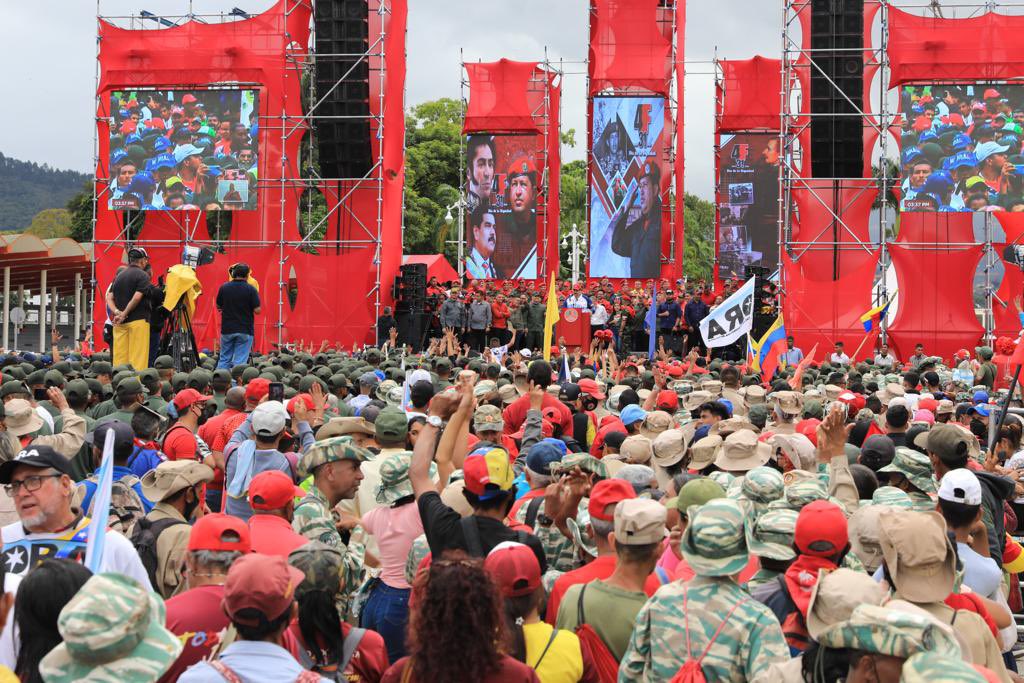 Con profundo patriotismo, acompañé a mi CJ <a href="/NicolasMaduro/">Nicolás Maduro</a>, así como a nuestro leal y combatiente pueblo venezolano, durante la Gran Marcha del “Día de la Dignidad Nacional”, para conmemorar 31 años, de la Rebelión Militar del 4F; que cambió para siempre la historia de la Patria.