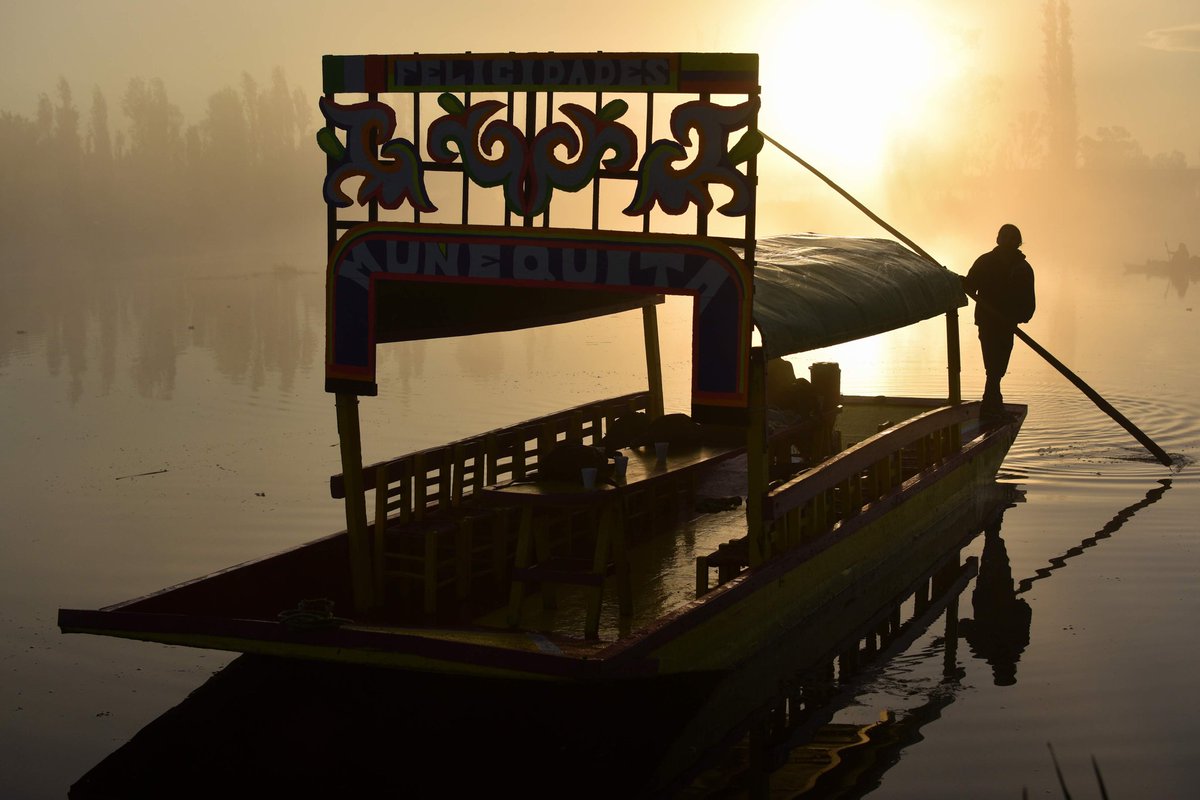 arazucaar's tweet photo. El otro día fuimos a Xochimilco a ver el amanecer. Hacía mucho frío, pero valió la pena por la vista y los colores hermosos. https://t.co/rnKEwebSam