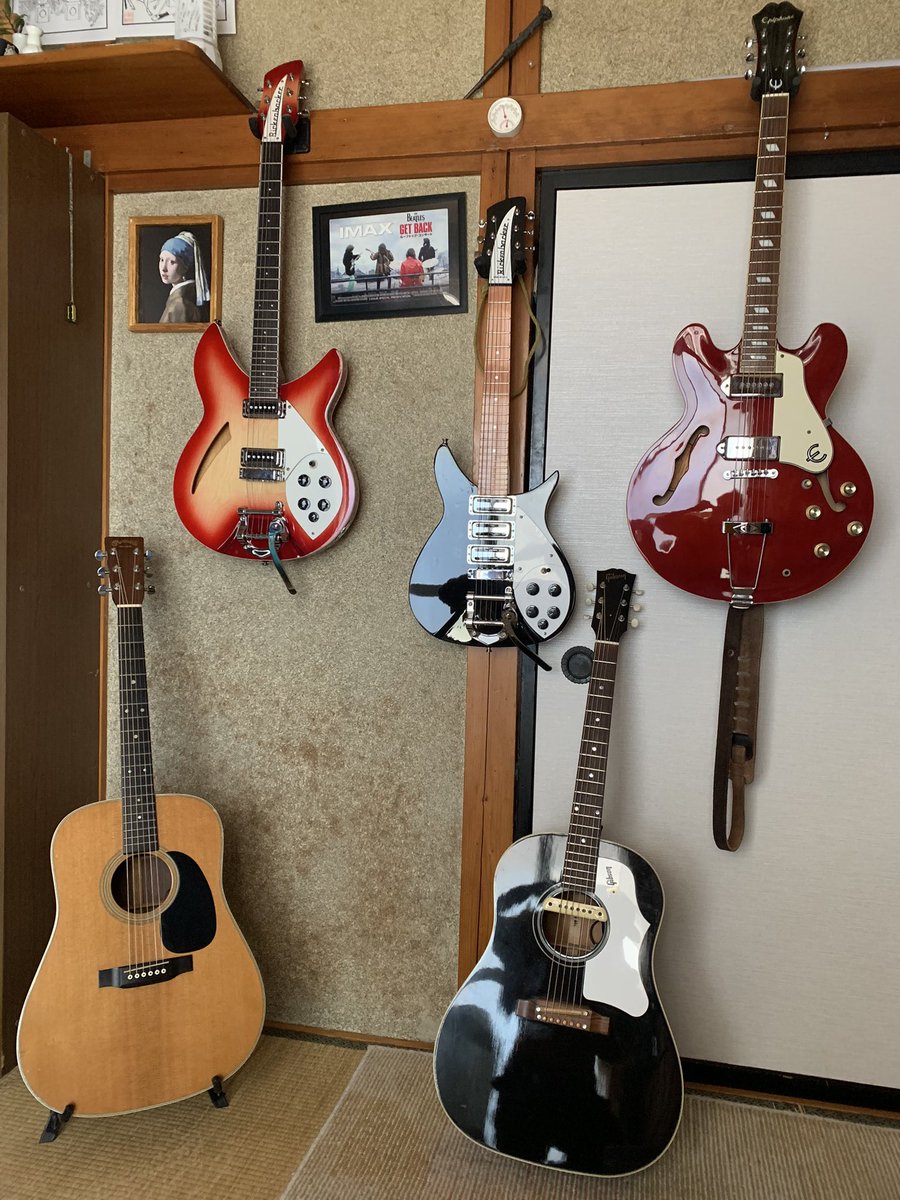 Hama350's tweet photo. アレ？
まだ２月なのに去年はなかったギターが２本増えてるんです… https://t.co/Ok8tHS3DHh