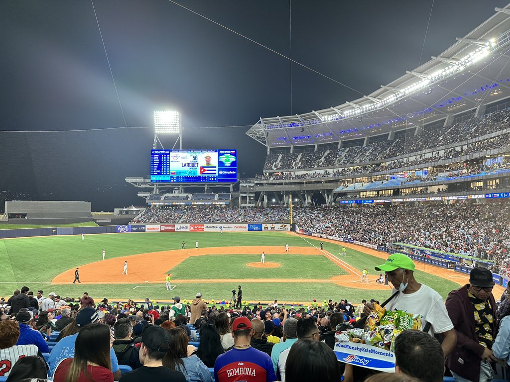 Parece otro país, pero no, ESTO ES CARACAS, VENEZUELA! Qué majestuoso el Estadio de La Rinconada! 

Qué orgullo me siento de ser venezolano ❤️🇻🇪