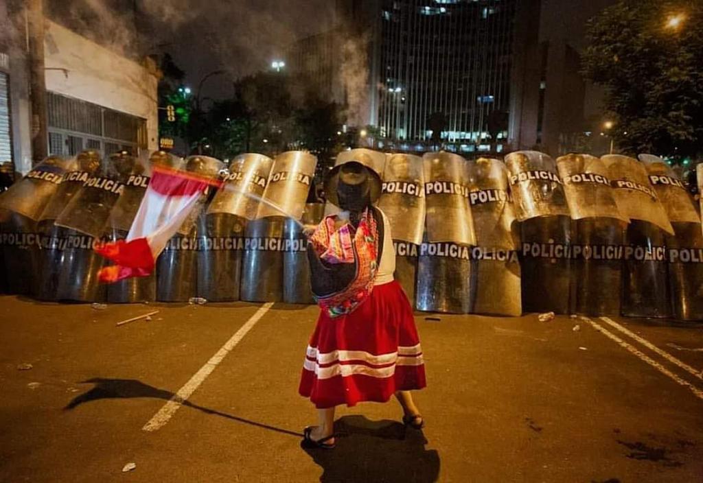 pavese's tweet photo. ABUSO POLICIAL 
La señora de la pollera de bandera peruana: aquella que fue despreciada por Luis Alfredo Lazo cuando le dijo a la policía "métele bala". Ella misma ahora es detenida y llevada a la Comisaría de Cotabambas. https://t.co/LVhAmprCv3