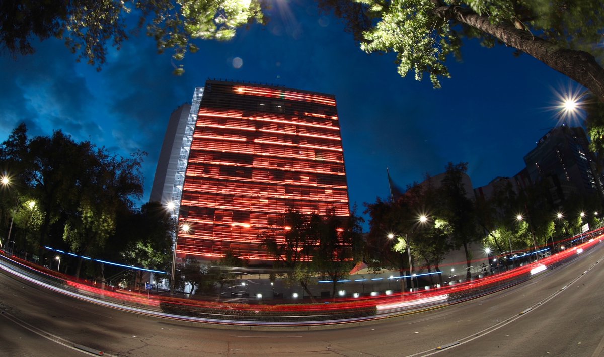 senadomexicano's tweet photo. 📷 #HoyElSenado se ilumina en conmemoración del Día Internacional contra el Cáncer.

https://t.co/rNqmNY9Y4L https://t.co/HuAx2Nd2wX