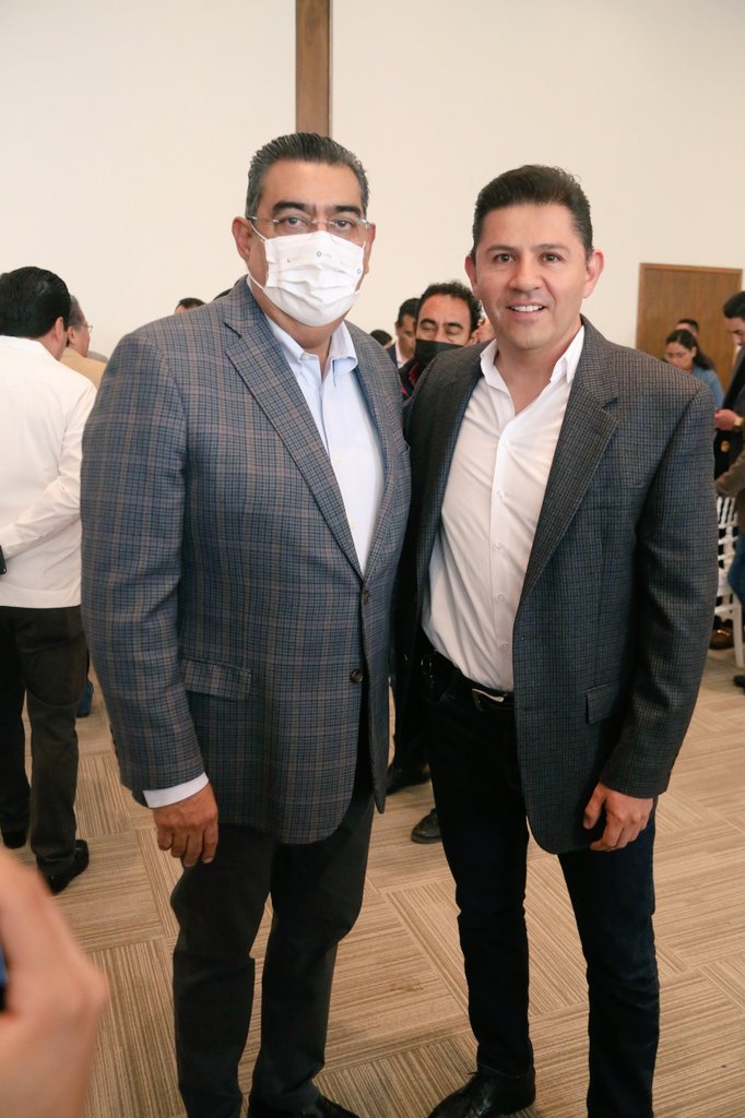 SebHOrozco's tweet photo. #Puebla necesita de todo@s para seguir garantizando la gobernabilidad.  Fue un gusto reunirnos con el Gobernador del Estado, @SergioSalomonC y representantes de nuestro partido para establecer puentes de diálogo que se traduzcan en acciones que beneficien a l@s poblanos. https://t.co/fkpLIqMpxT