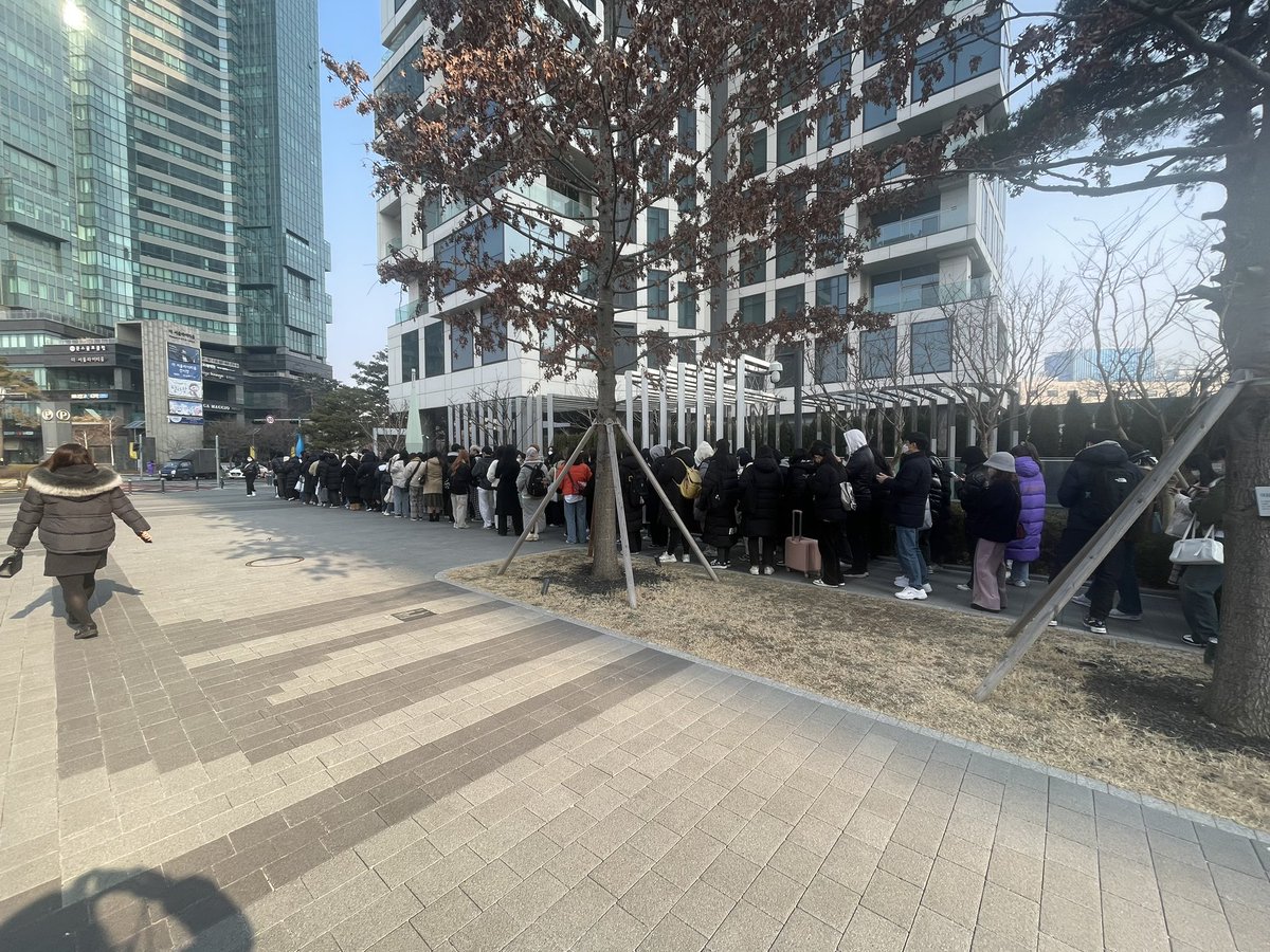 KWAGYAはすごい列、外まで並んでる。
