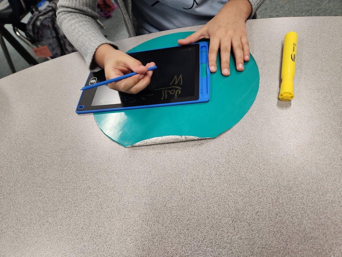 suzteaches98's tweet photo. Using LED boards to make word chains during small group. My students love using these boards. #genoaowls #pisdelachat #smallgroupinstruction #wordchains #decoding #encoding #phonics @LaurenLitCoach https://t.co/MIfY4MBtRN