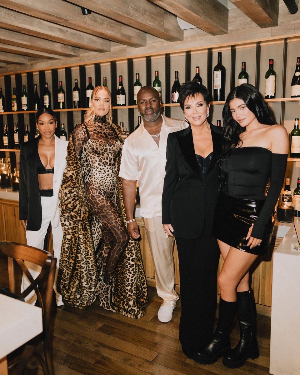 ไคลีย์, แม่คริส และพี่โคลอี้ ร่วมงานเลี้ยงเพื่อแสดงความยินดีกับ Corey Gamble แฟนหนุ่มของแม่คริส ที่กำลังจะมีคอลแลปร่วมกับ Dolce &amp; Gabbana ใน Corey’s silk collection เมื่อวันที่ 3 ก.พ.ที่ผ่านมา