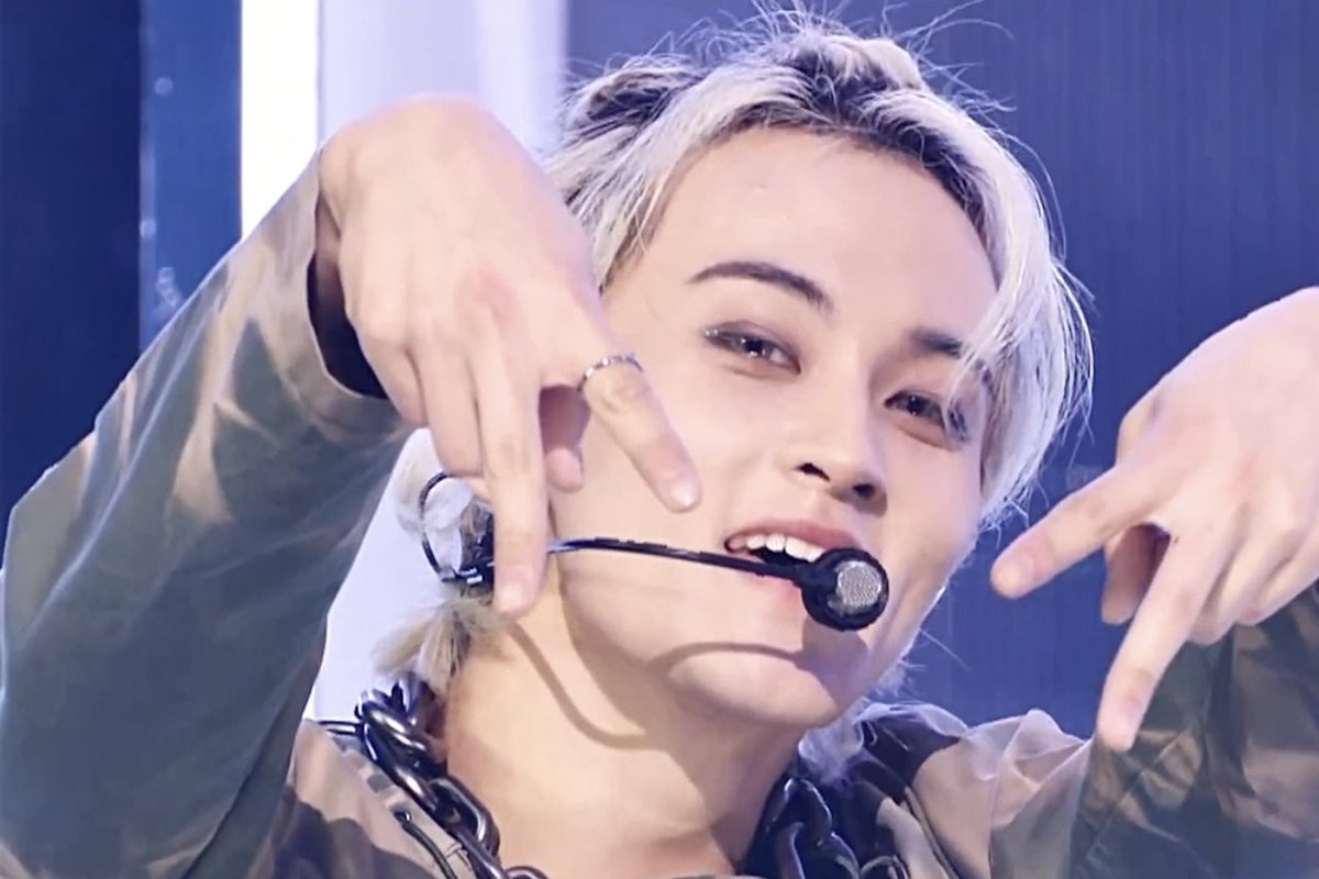 Ieemarkees's tweet photo. mark with braided hair as ending fairy https://t.co/vbnNPbsNMP