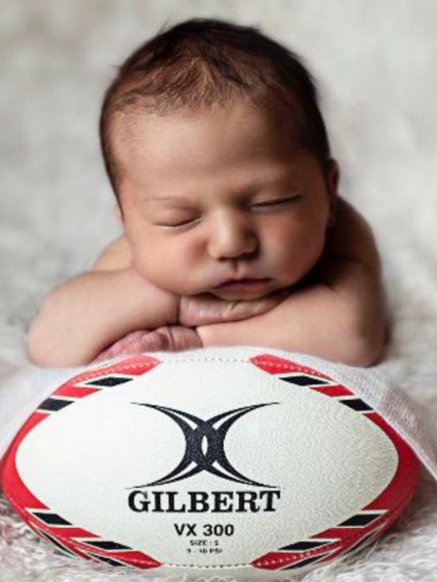 GILBERT_RUGBY's tweet photo. 𝙎𝙪𝙣𝙙𝙖𝙮 𝙢𝙤𝙤𝙙 💭

Albert is the cutest Gilbert fan ever 😍 He’s become quite a little star at his dad's rugby club, @dartfordfc.

📸: @freems67

#cutebaby #babygilbert #rugby #rugbyfamily #miniball #babygram #rugbyfans #rugby #rugbygram https://t.co/KAoNMotbTj
