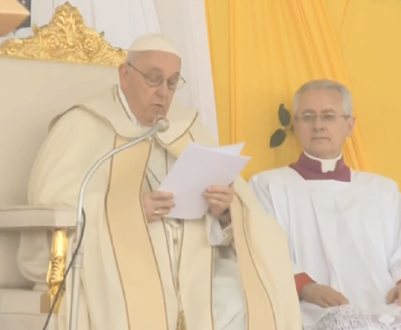 vaticannews_it's tweet photo. "Vengo a voi a proclamarvi Lui, a confermarvi in Lui, perché l’annuncio di Cristo è annuncio di speranza"
#omelia
#PapaInAfrica #Giuba https://t.co/rea4GI2lMW