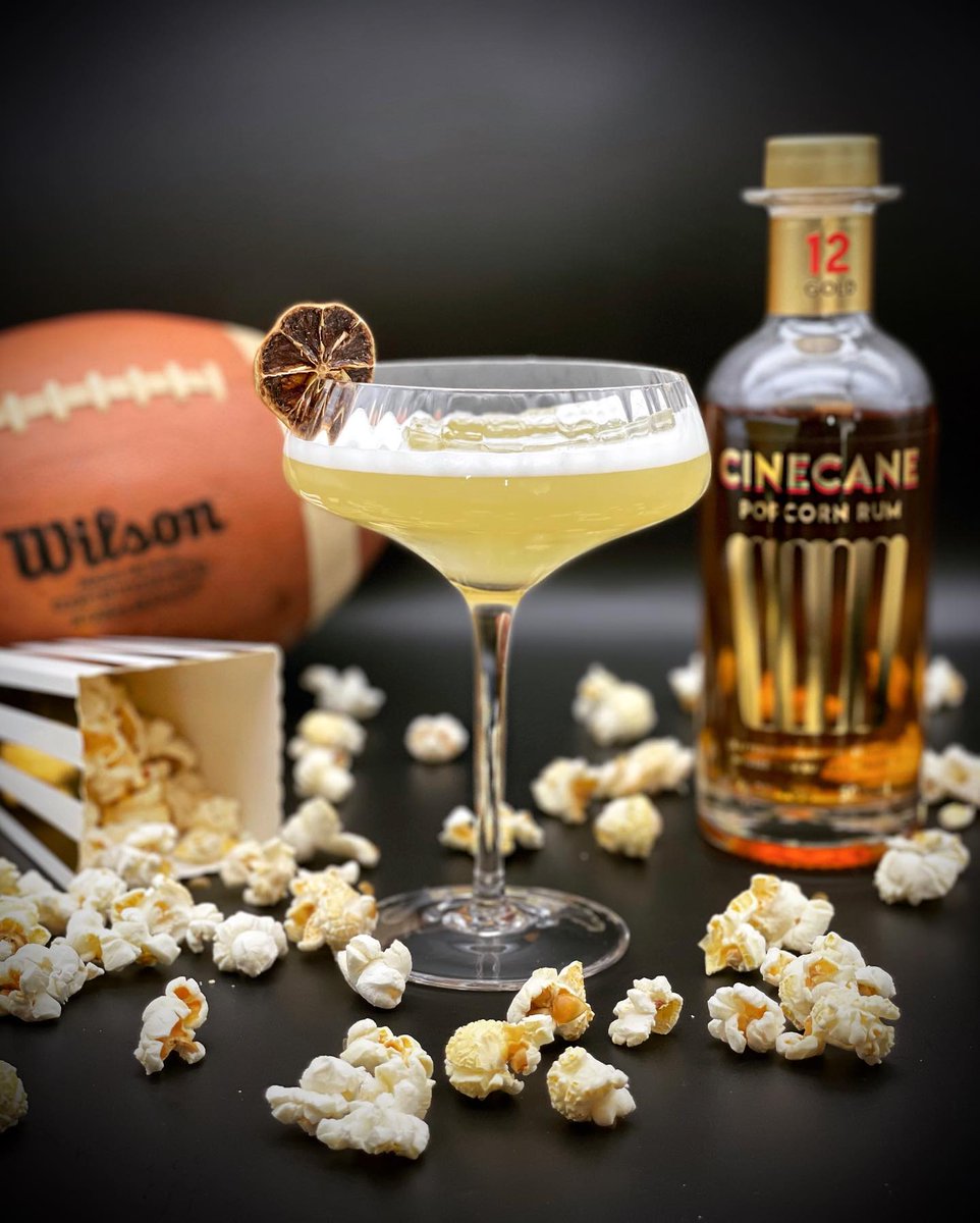 Ihr wahren Football-Fans wisst, wie wichtig gute kühle Drinks für so einen langen Abend wie den Superbowl sind. 🥃🏈 Naa gut, die nicht so wahren Fans wissen es wahrscheinlich auch – denn irgendwie muss man den laaangen Abend ja überstehen. 😂 Aber in einem sind wir uns dann wohl