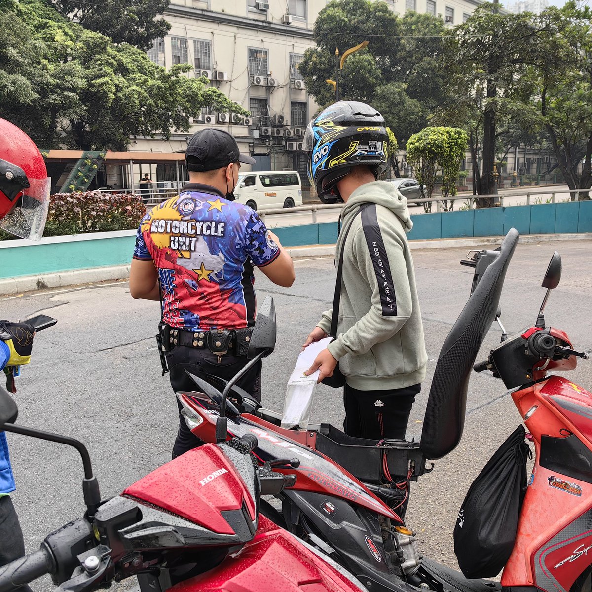 CebsLife's tweet image. Manila Traffic Violation 03 DTS - mali daw kase pang jeep lang yung road @ManilaPIO ? Infront of Manila City Hall, we did not know na bawal kase wala naman sign na pang jeep lang (PUJ) yung road. The worst thing yung mga traffic enforcer naka abang sa exit point hindi sa entrance