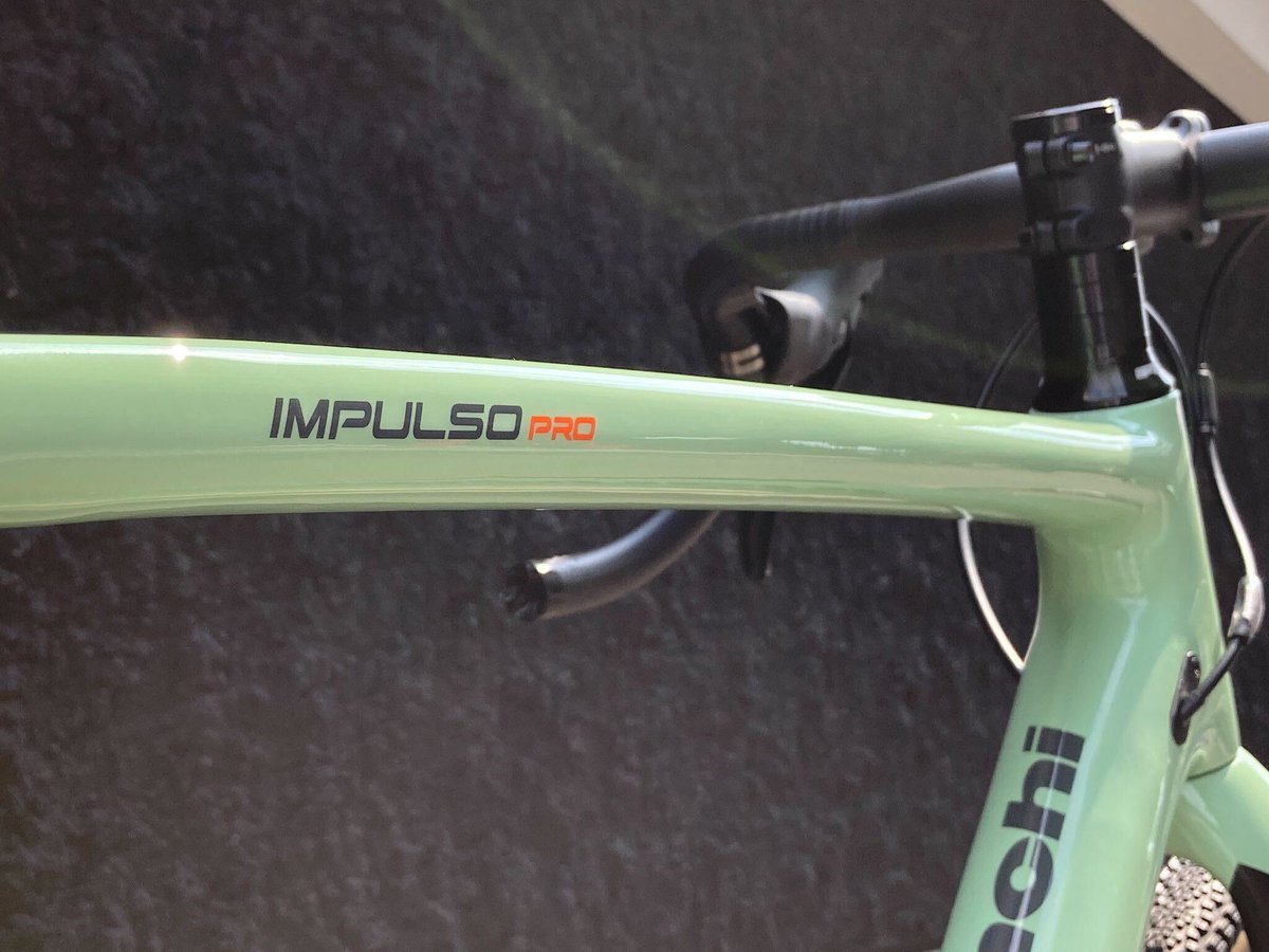 IKY_Bianchi's tweet photo. 【IMPULSO PROあります】
ビアンキ京都店です
オフロードライドで速さを求める方必見。『IMPULSO PRO』の52サイズがございます！
カーボンフレームで車体の軽量化と高剛性かつ乗り心地の良さを実現したバイクです。

#bianchi #ビアンキ京都　#ワイズロード京都　#IMPULSOPRO https://t.co/6oAo8CwdXQ