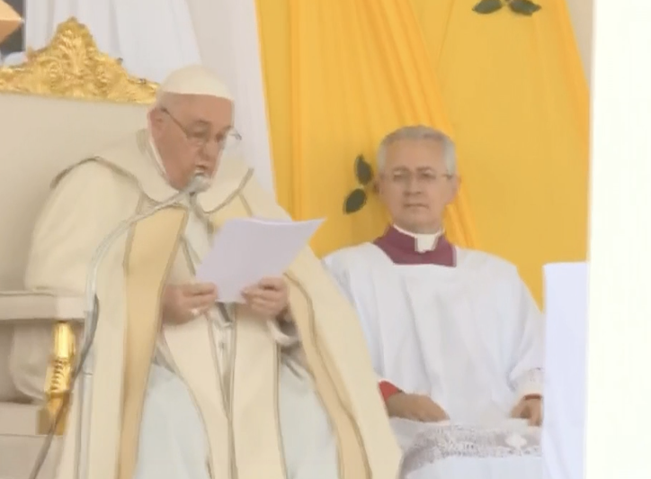 vaticannews_it's tweet photo. "E anche se il cuore sanguina per i torti ricevuti, rinunciamo una volta per tutte a rispondere al male con il male. Amiamoci con sincerità e generosità, come fa Dio con noi. Custodiamo il bene che siamo, non lasciamoci corrompere dal male!" #PapaInAfrica #omelia #Giuba https://t.co/s07ahCVo2n