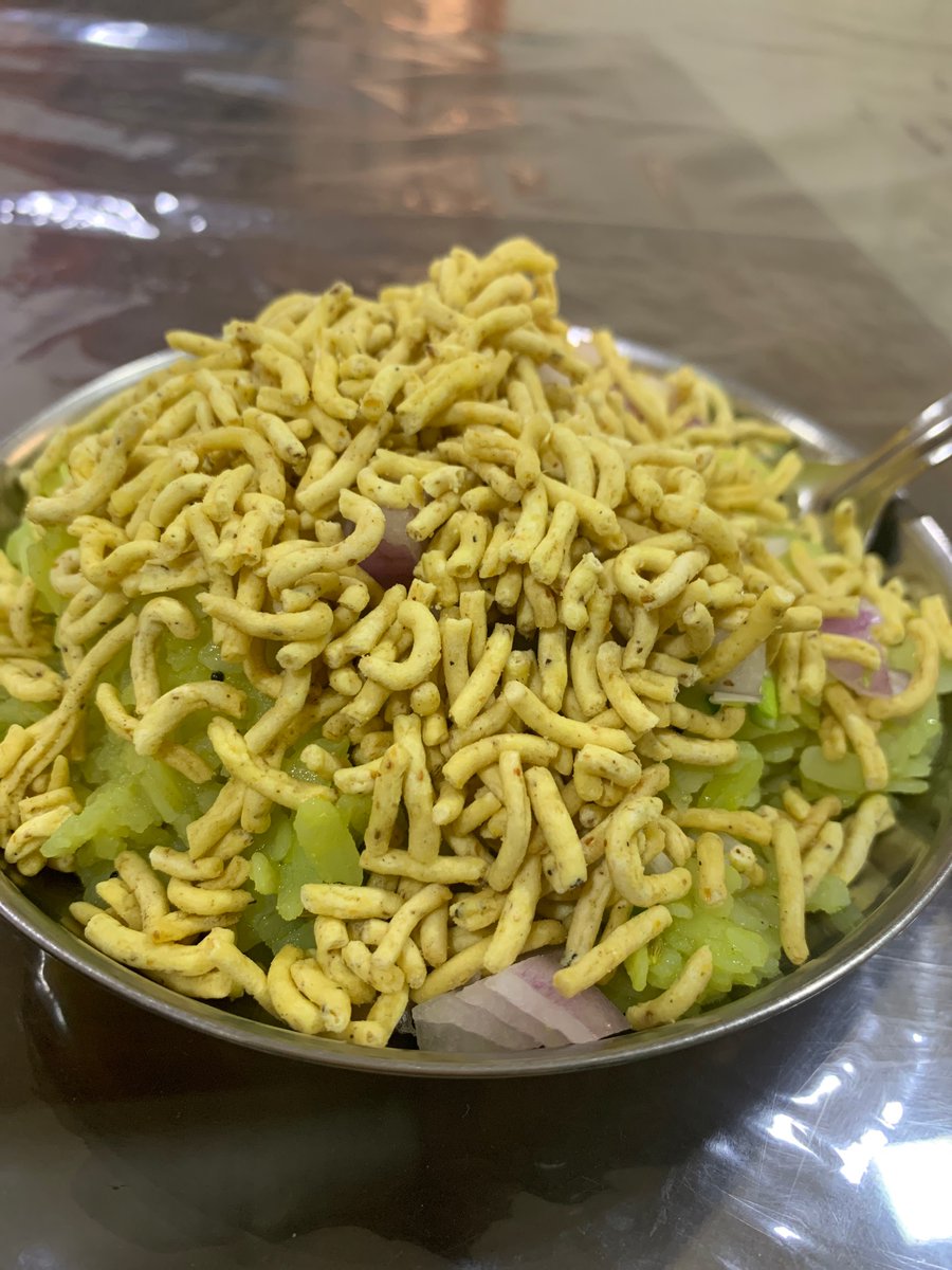 mansi_biyani's tweet photo. #sundayvibes  = Indori Poha 
Jalebi incoming... https://t.co/BE6XTfvLUs