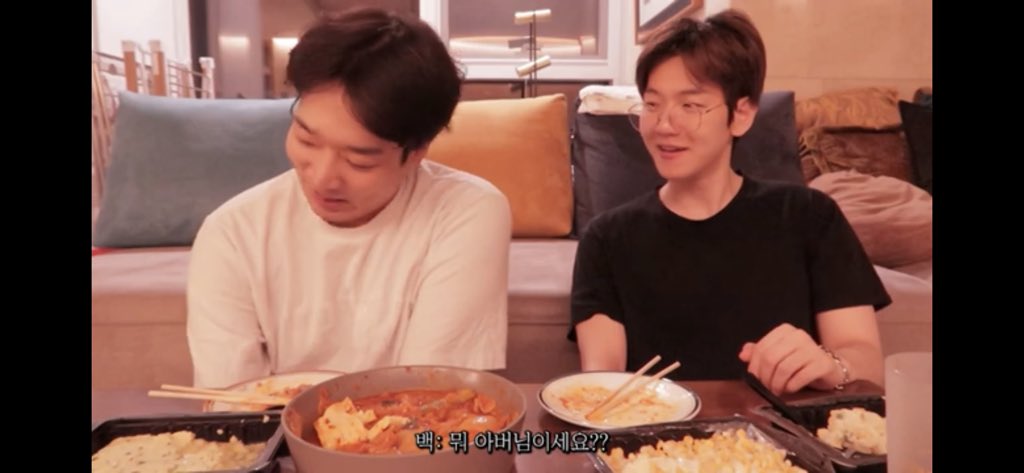 EXOGlobal's tweet photo. [VIDEO] 230205 사랑빛친구와 백현이의  김치찜 먹방 - #BAEKHYUN
https://t.co/sIFaXZqygT 

#EXO #엑소 @weareoneEXO @B_hundred_Hyun https://t.co/qA0oBSd1KS