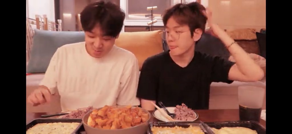 EXOGlobal's tweet photo. [VIDEO] 230205 사랑빛친구와 백현이의  김치찜 먹방 - #BAEKHYUN
https://t.co/sIFaXZqygT 

#EXO #엑소 @weareoneEXO @B_hundred_Hyun https://t.co/qA0oBSd1KS