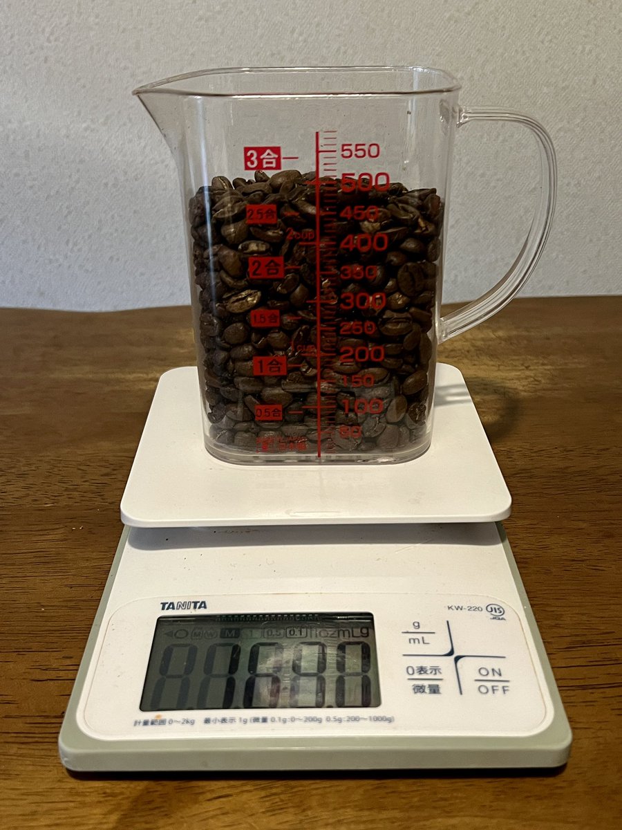 ike_melmac's tweet photo. キリマンジャロAAを焙煎
いい感じのミディアムローストに仕上がった
生豆で200.0g→焙煎後169.0g
焙煎すると膨らんで量が増える
#GeneCafe https://t.co/J9YJLuxeEP