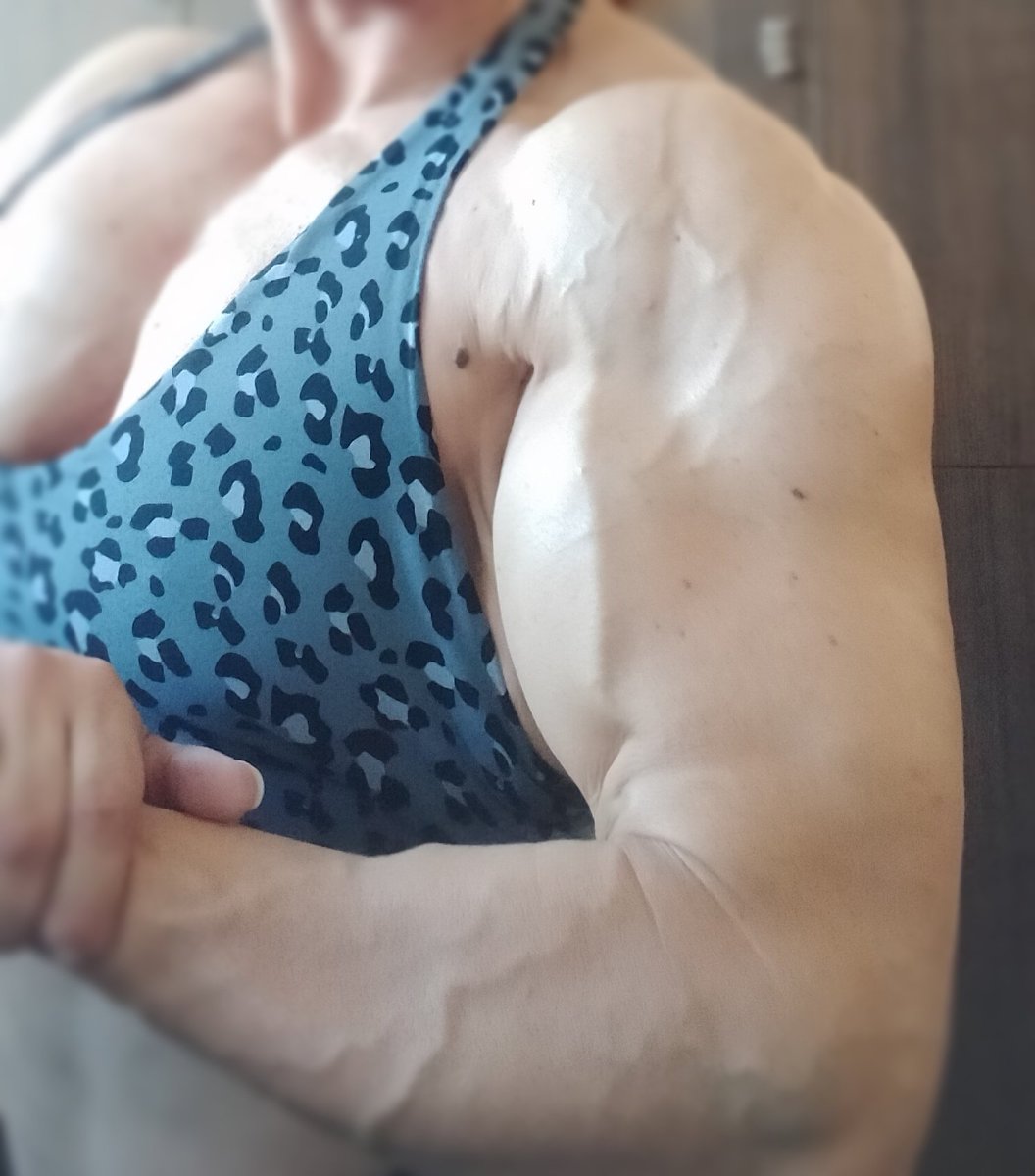 Buongiorno mondo 💪💪💪💪
#biceps #hugebiceps #hotmuscles #musclewoman #muscledom