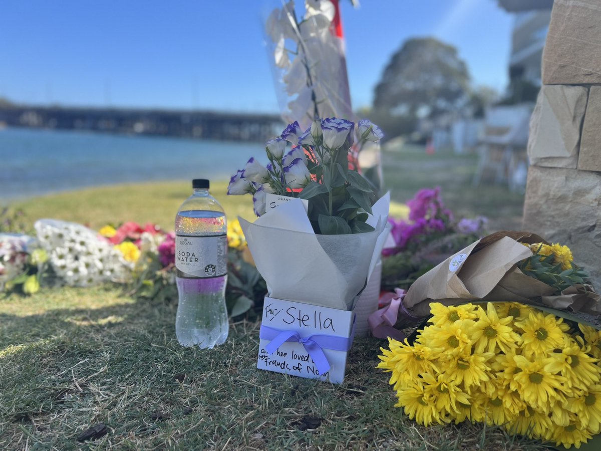 Incredibly heartbreaking scenes in North Fremantle today. Dozens of locals and friends pay tribute to 16yo Stella Berry, who was killed in a shark attack yesterday. #perthnews #sharkattack #fremantle <a href="/abcperth/">ABC Perth</a>