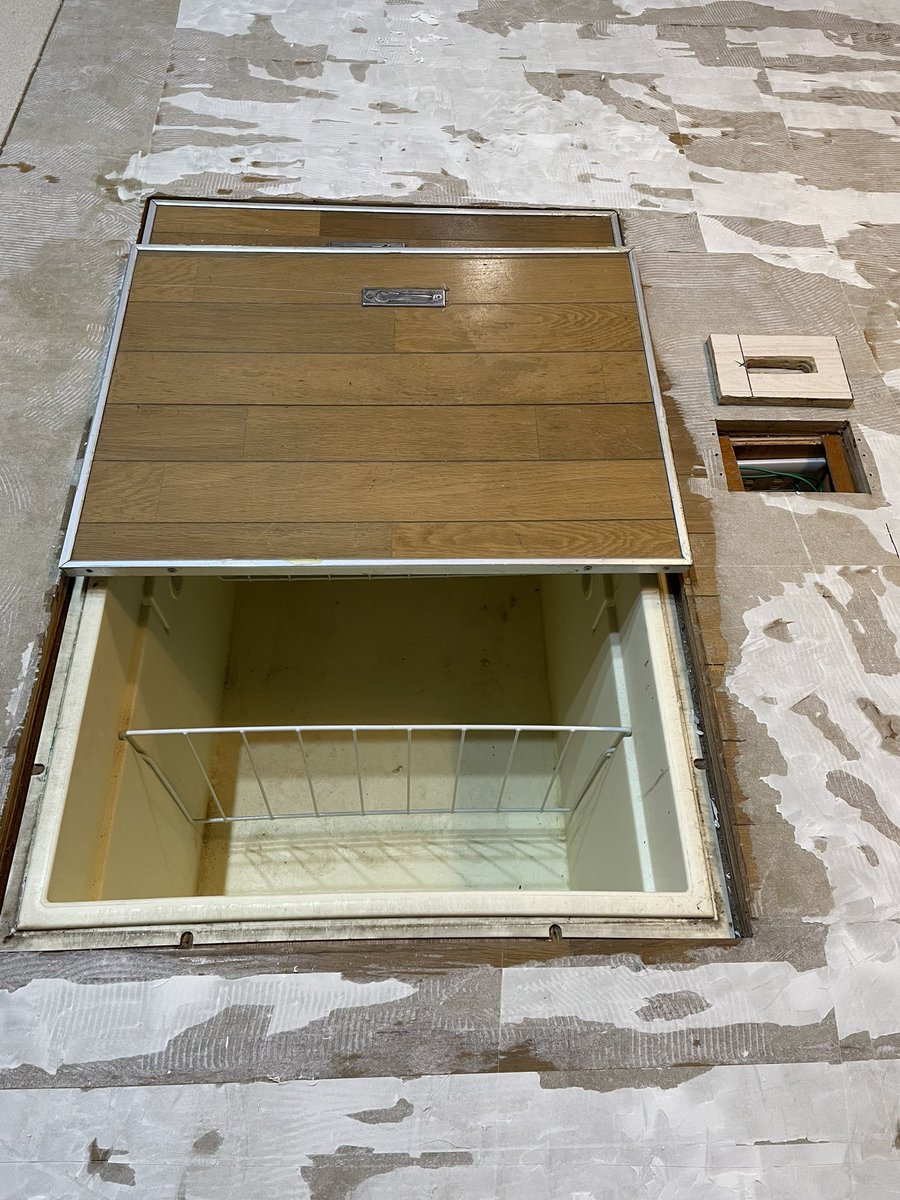 arukayies's tweet photo. 金具がサビサビだった床下収納も交換し、フロアタイルも張り終��った！

丸一日掛かったけど、蓋に金具はめ込むのが一番大変やった😂
#DIY #築45年 #セルフリノベーション https://t.co/fd0CoI16bk