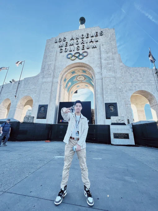 Wide angle of @rodinflash in front of the LA Coliseum entrance