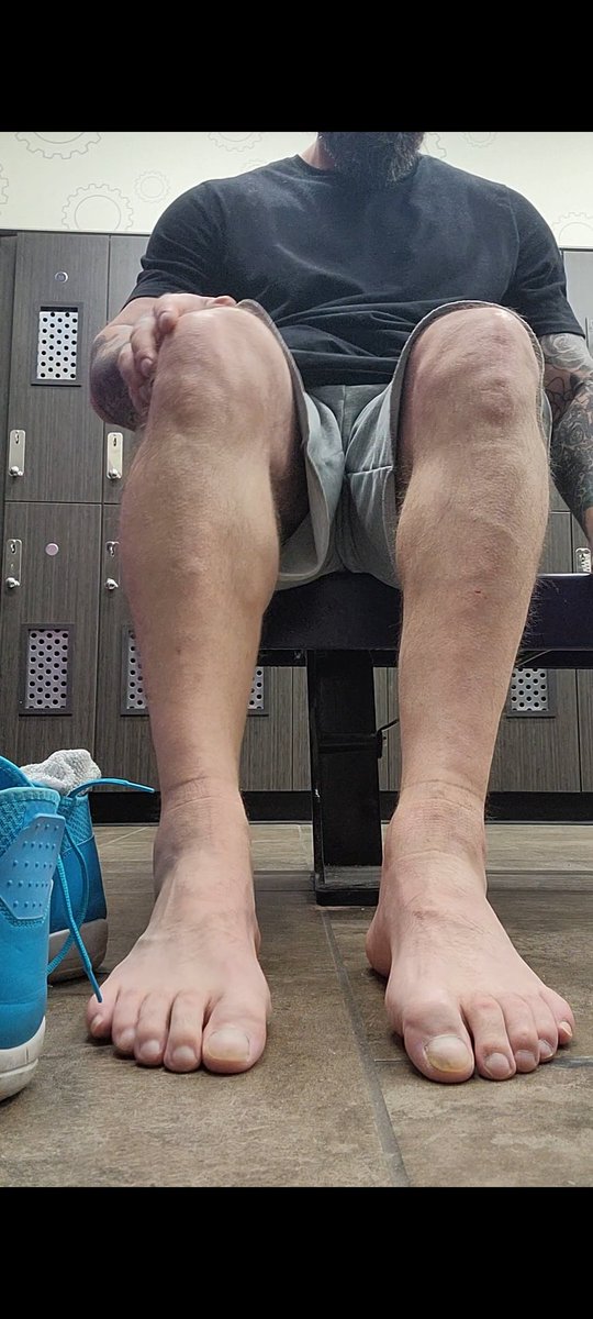 bigfootmcdaddy's tweet photo. #solesmodel #bigfeet #size17 
Who wants an up close and personal view after my intense 2 hour gym session? https://t.co/lPIEtY5kKi