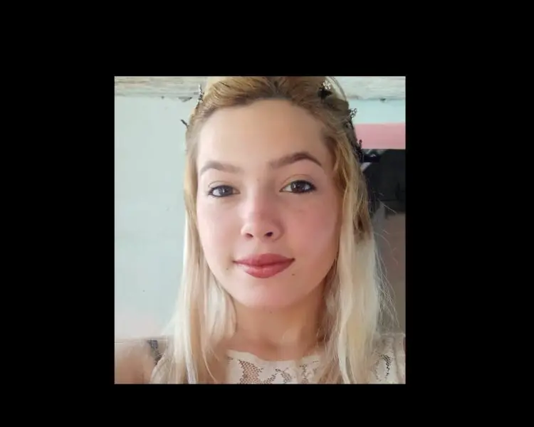 1/ He podido confirmar con dos personas cercanas ese relato de horror: una muchachita asustada corre en la madrugada  a la estación de policías buscando protección y frente a los policías, un hombre le da dos machetazos. Una hora después ella muere .