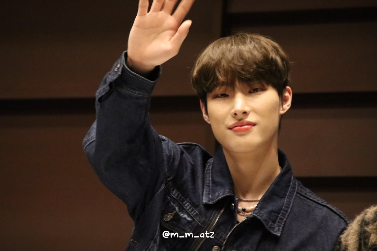 m_m_atz's tweet photo. 230129 TIAT SKY HALL ATEEZ
プレミアム団体サイン会 東京2部

最後www
やばいこっちに手振ってる！
てなって焦った結果🥲🥲

最後列女にたくさん���線くれて
本当にありがとう😭💓

#ATEEZ #에이티즈 #アチズ
#MINGI #민기 #ミンギ https://t.co/uL3OUNqU4D