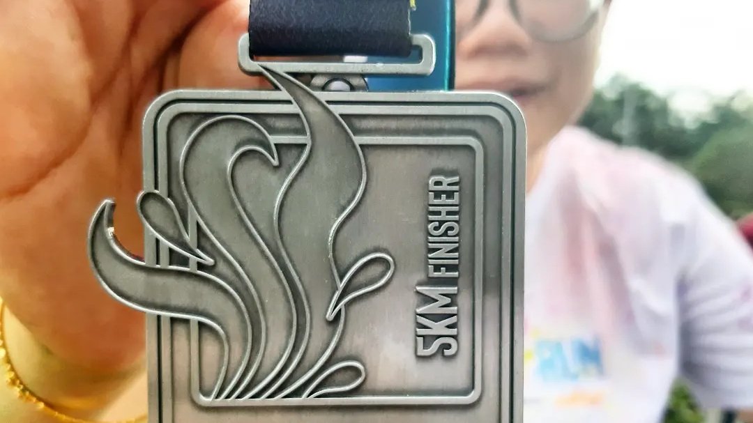 majidahhashim's tweet photo. Completed this morning's 5km #JomRun #ColorRun together with @PhreakyNaez 🍬 Covered in coloured dust but thankfully must of it wiped off. https://t.co/OKbbQmxBO0